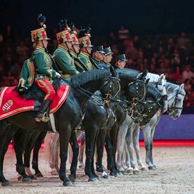 Magyar huszárok díszsora a marokkói közönség előtt
