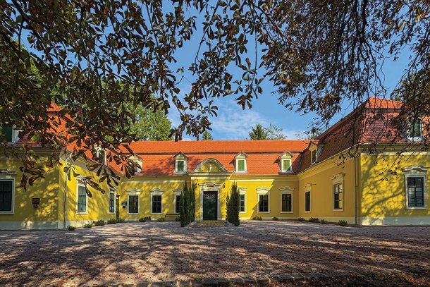 Pluto Lovas Vendégház külső képe